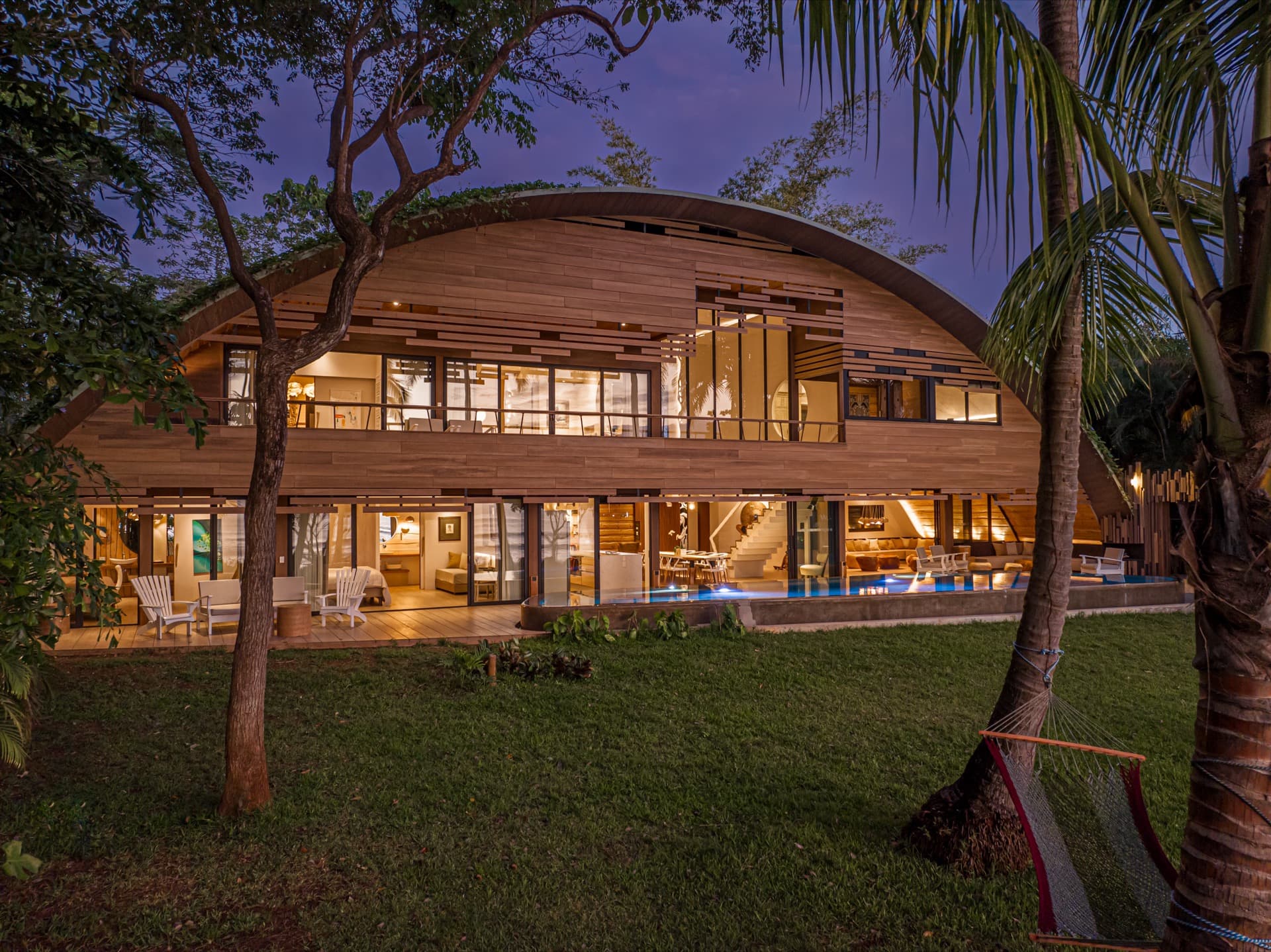 Villa Hermes — fachada al atardecer